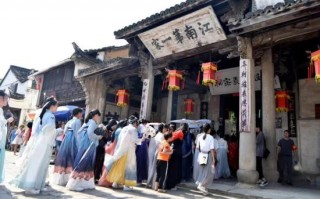 古镇特色服装运营，古镇特色服装运营方案